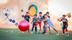 马赫雷斯和知名说唱歌手一同出镜，展示阿尔及利亚队新球衣